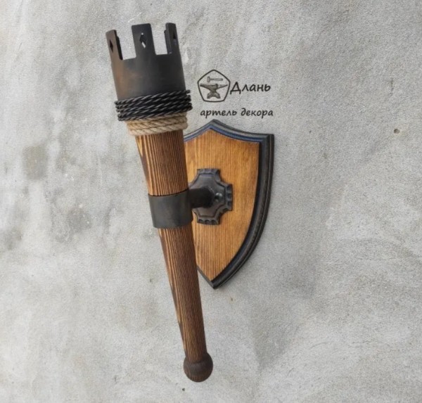 Кованые светильники-факелы для дачи: уютные решения